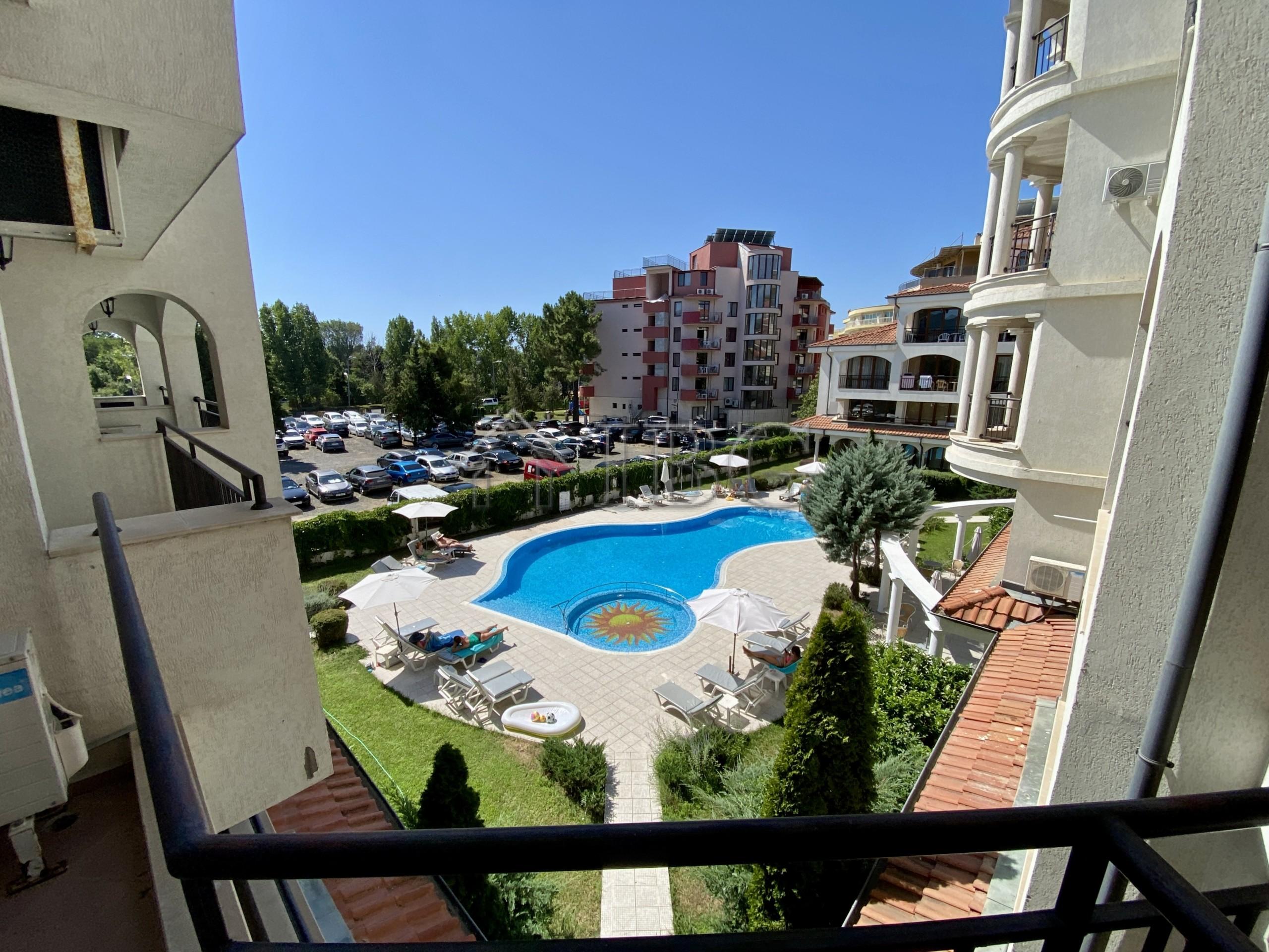 Bright and spacious One Bedroom apartment with pool view in Chateau Del Mar, Sunny Beach — photo 4 of 25