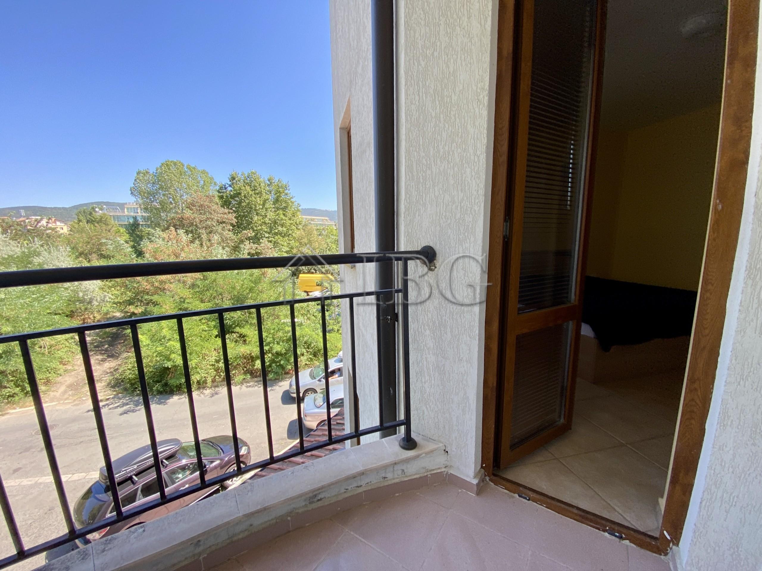 Bright and spacious One Bedroom apartment with pool view in Chateau Del Mar, Sunny Beach — photo 21 of 25