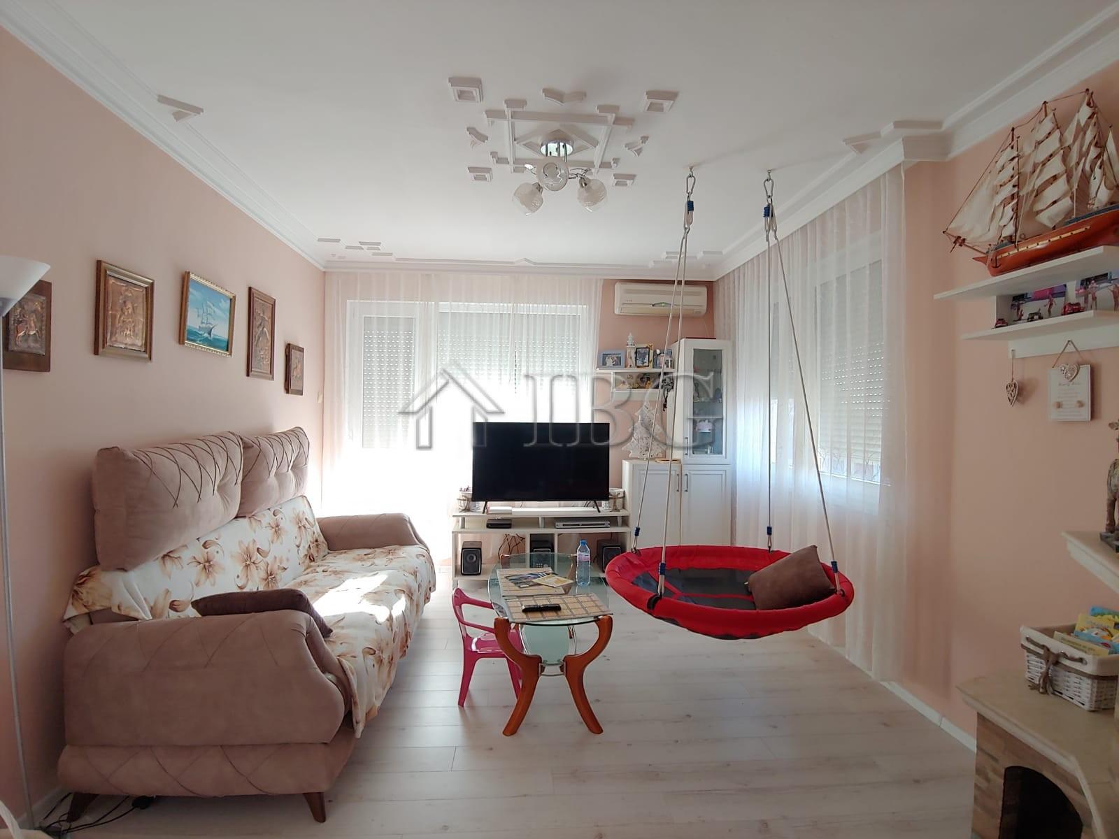 Spacious House with 6 Bedrooms in Kosharitsa - Only 5 km from the Sea — photo 7 of 25