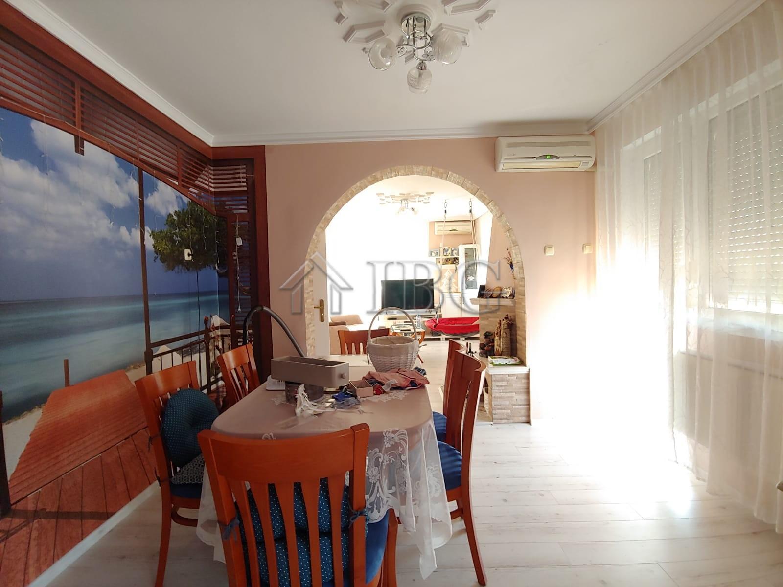 Spacious House with 6 Bedrooms in Kosharitsa - Only 5 km from the Sea — photo 9 of 25