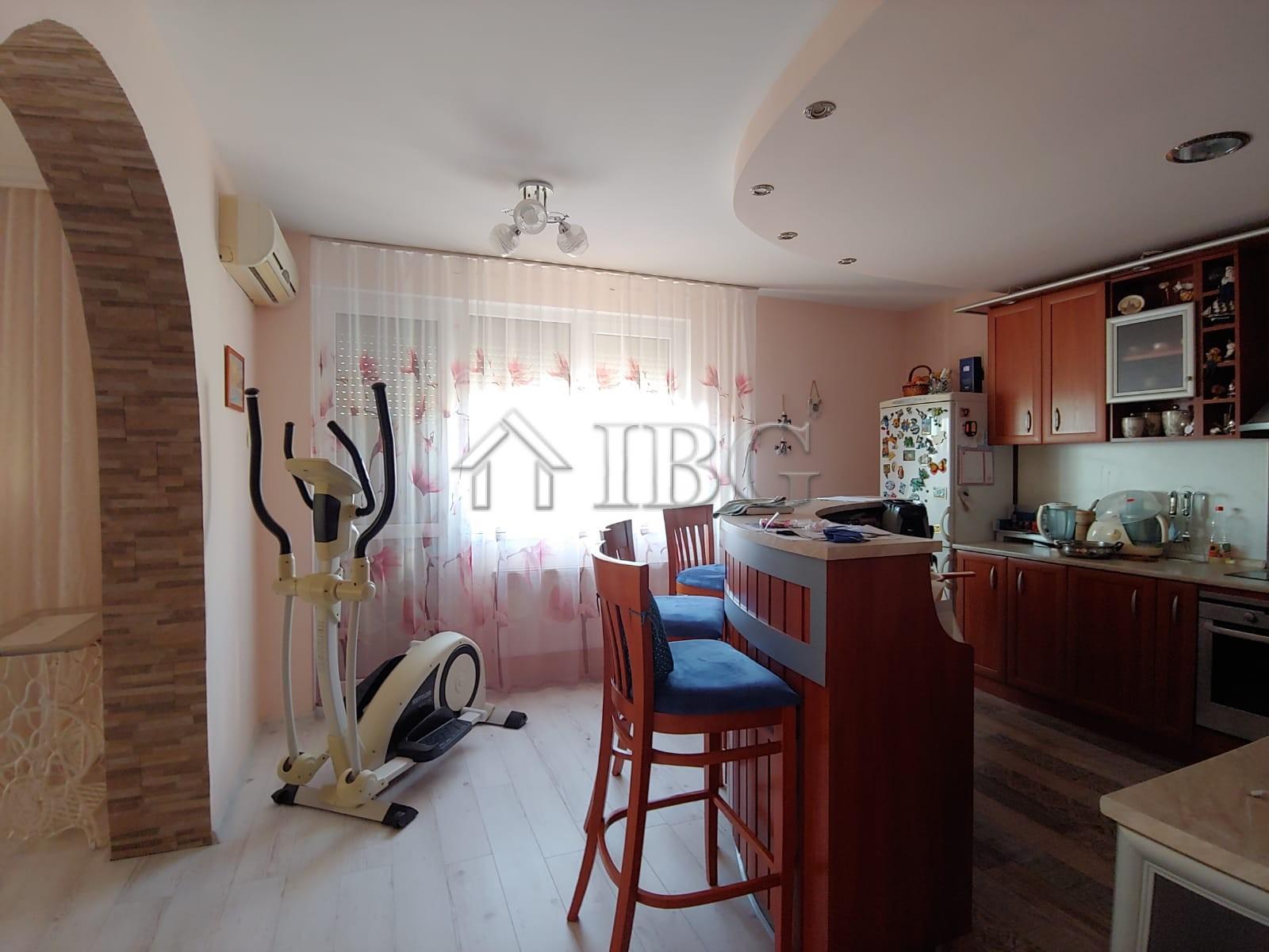 Spacious House with 6 Bedrooms in Kosharitsa - Only 5 km from the Sea — photo 11 of 25