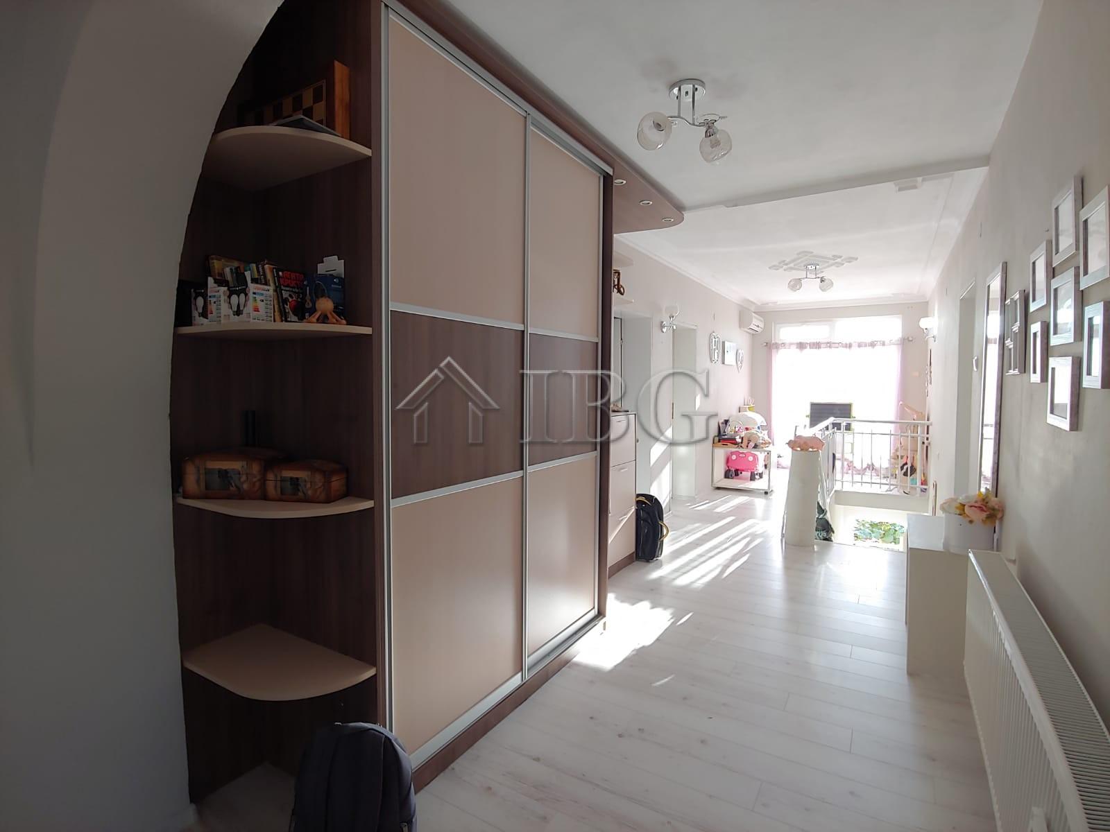 Spacious House with 6 Bedrooms in Kosharitsa - Only 5 km from the Sea — photo 12 of 25