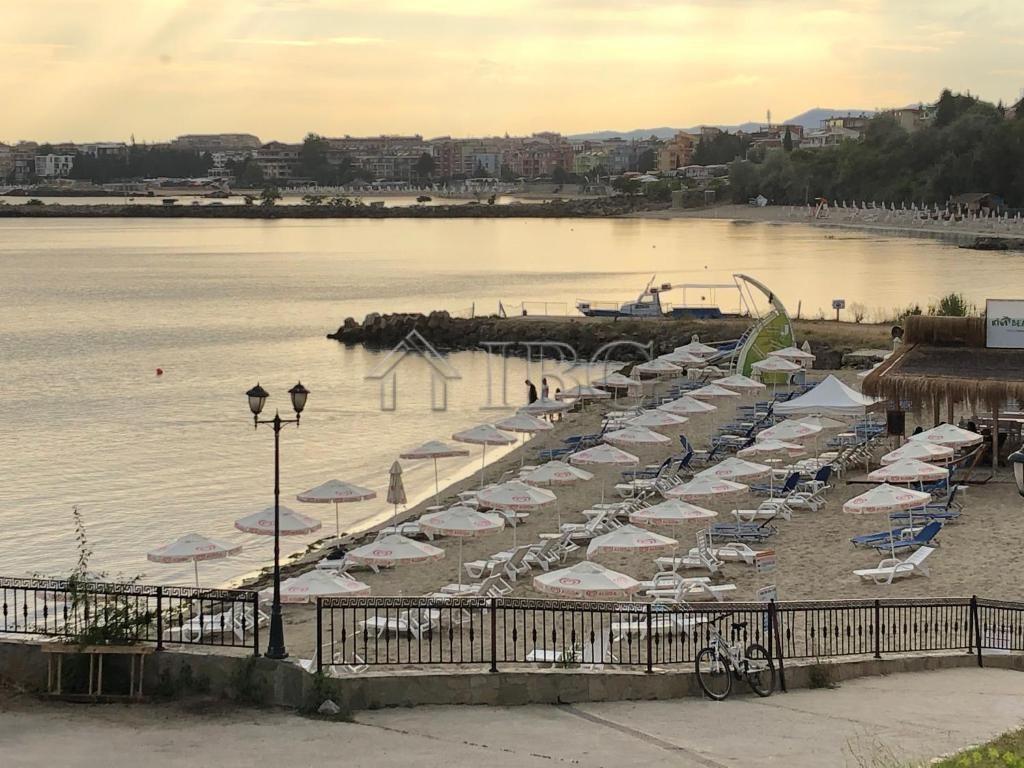 Spacious 2-Bedroom Apartment with Direct Beach Access Rich 1, Nessebar — photo 21 of 22