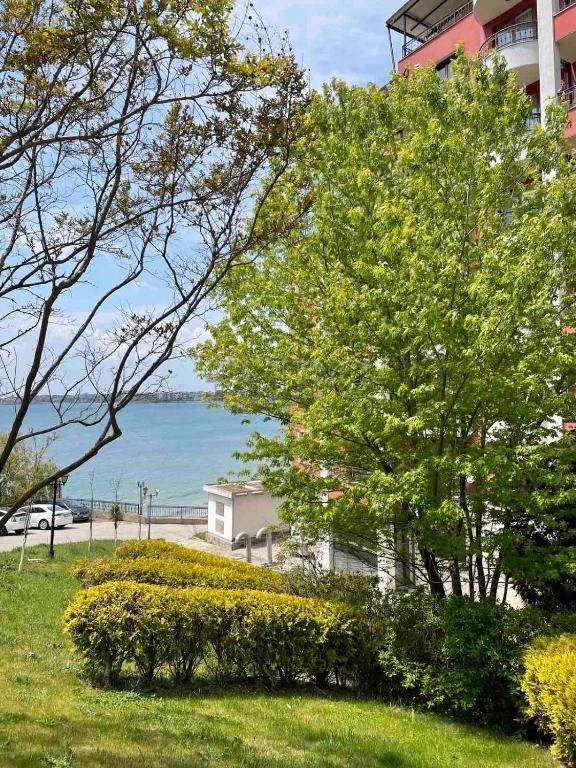 Spacious 2-Bedroom Apartment with Direct Beach Access Rich 1, Nessebar — photo 17 of 22