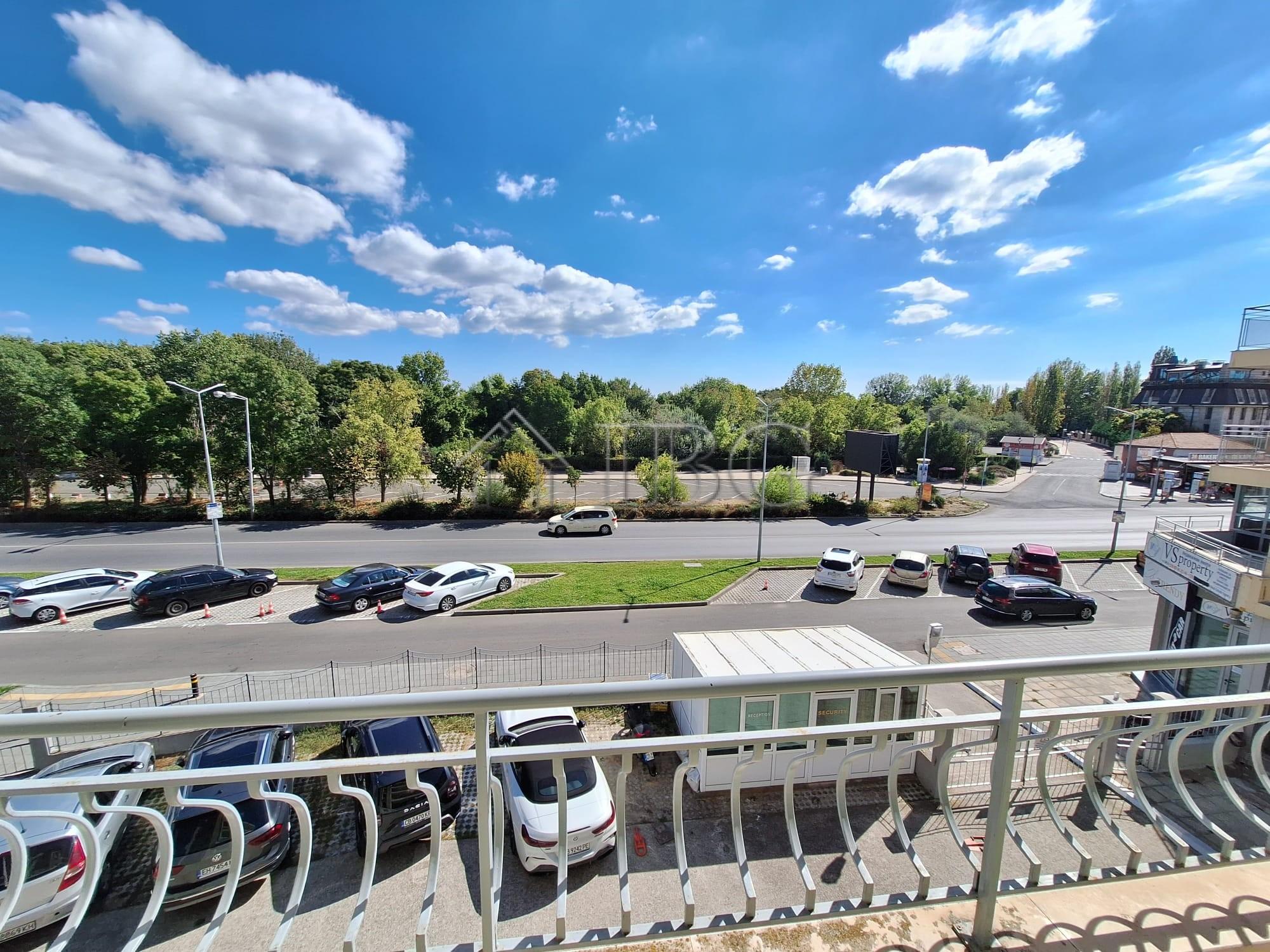 Spacious 2-Bedroom Apartment with Pool View - complex Breeze, Sunny Beach — photo 6 of 25