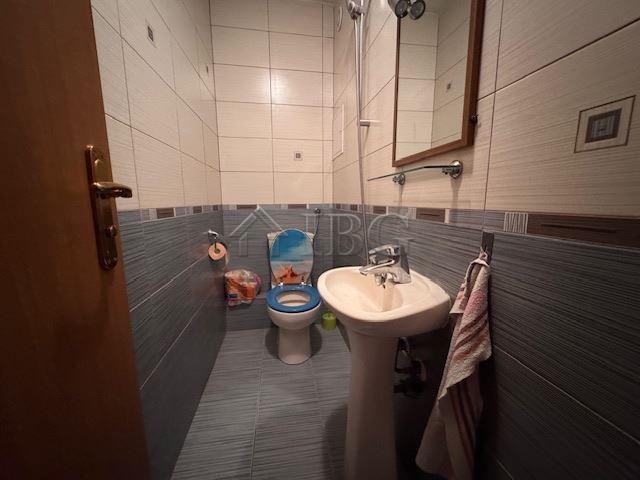Spacious 1-Bedroom Apartment Vazrazhdane District, Burgas — photo 16 of 19