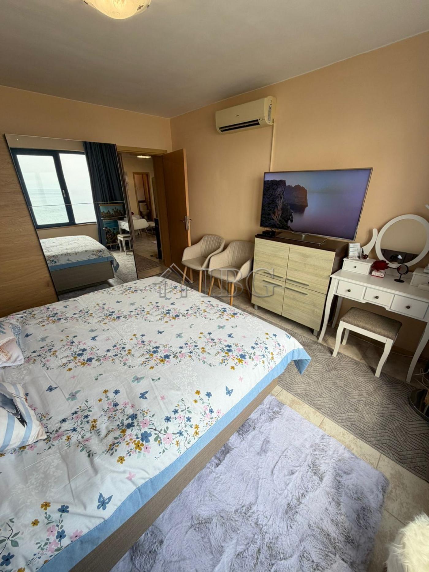 Absolute First Line - On the Sand 1-Bedroom Apartment in Building Summer, Sunny Beach — photo 12 of 19