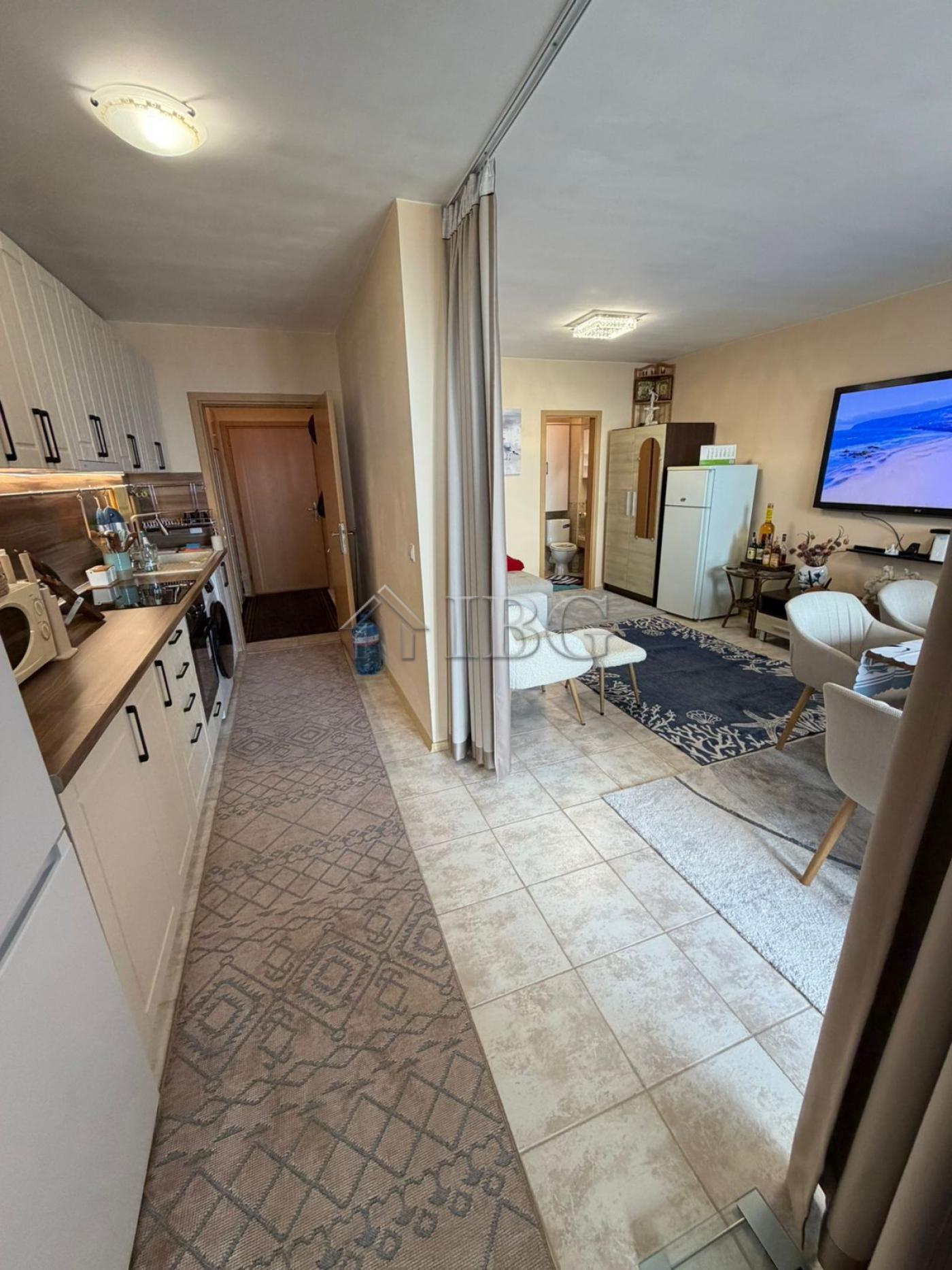Absolute First Line - On the Sand 1-Bedroom Apartment in Building Summer, Sunny Beach — photo 9 of 19