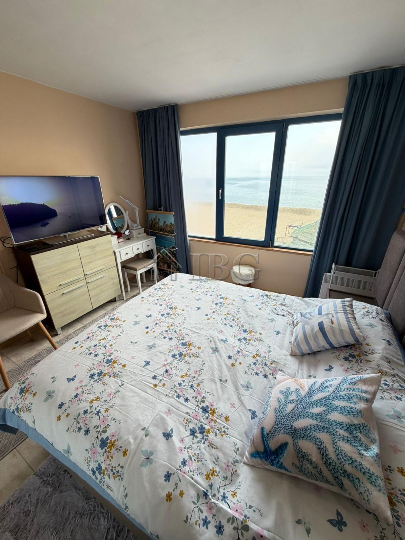 Absolute First Line - On the Sand 1-Bedroom Apartment in Building Summer, Sunny Beach — photo 13 of 19