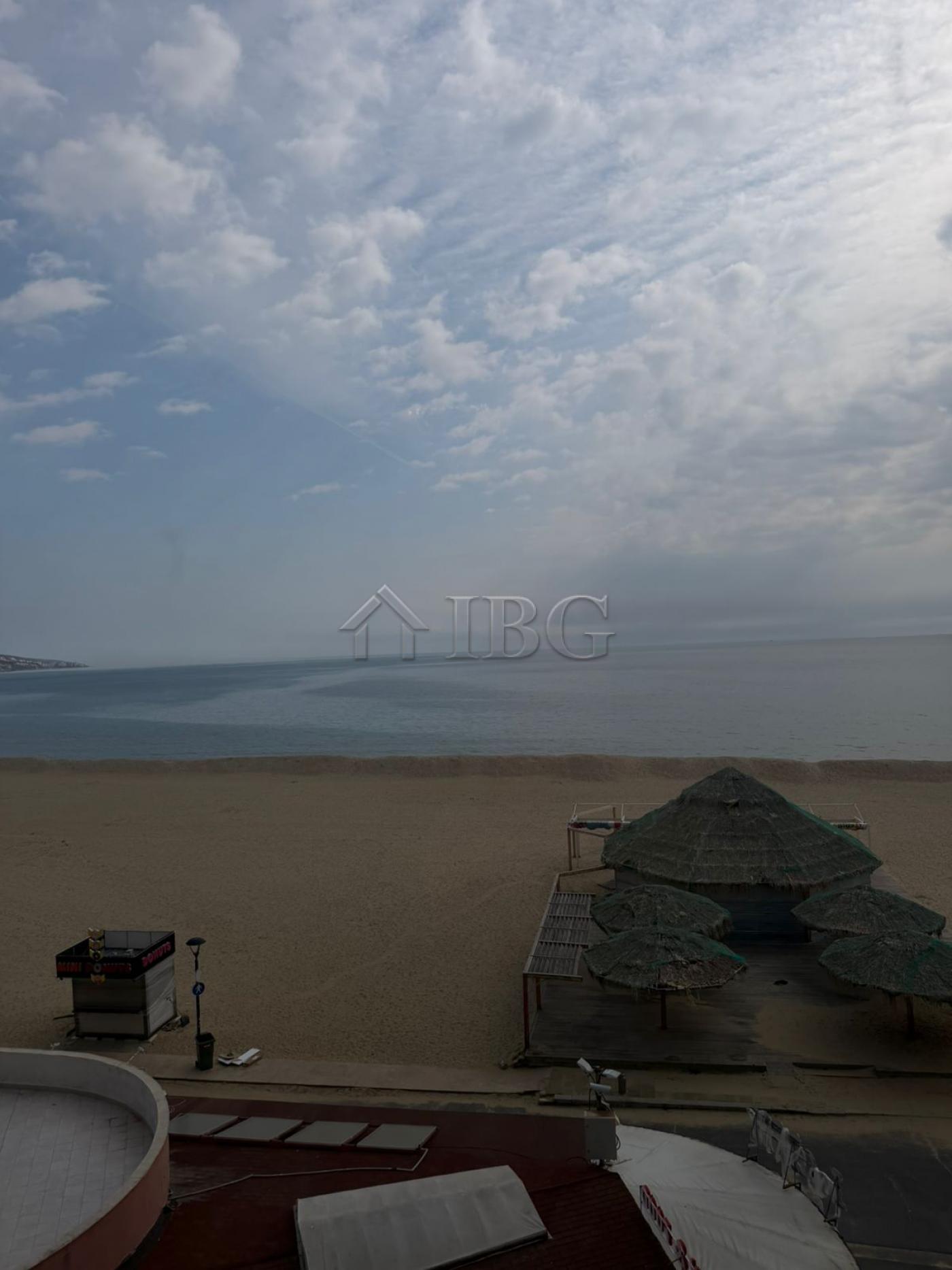 Absolute First Line - On the Sand 1-Bedroom Apartment in Building Summer, Sunny Beach — photo 16 of 19
