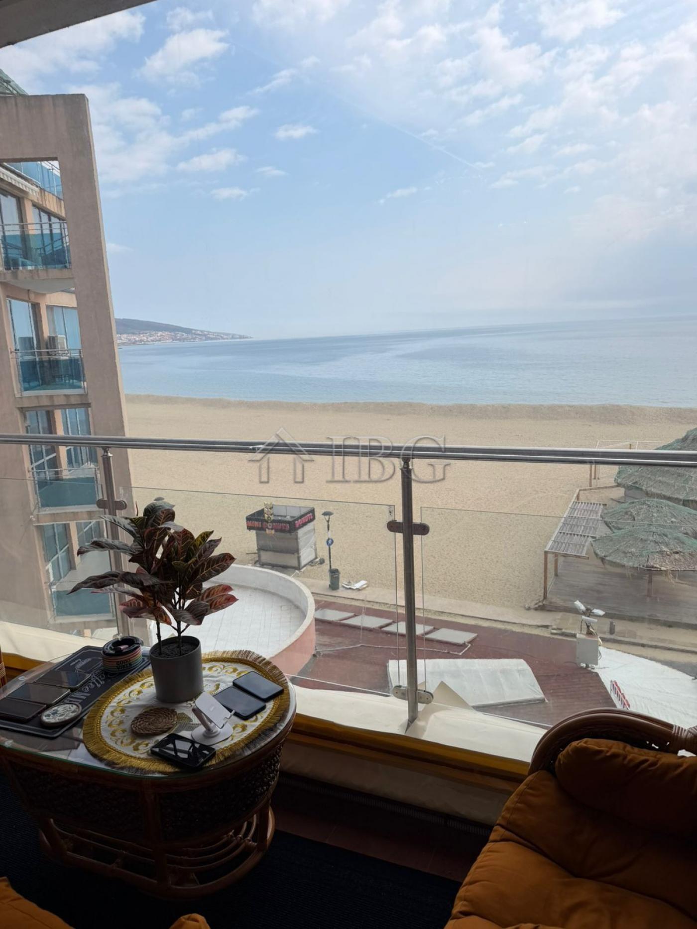 Absolute First Line - On the Sand 1-Bedroom Apartment in Building Summer, Sunny Beach — photo 3