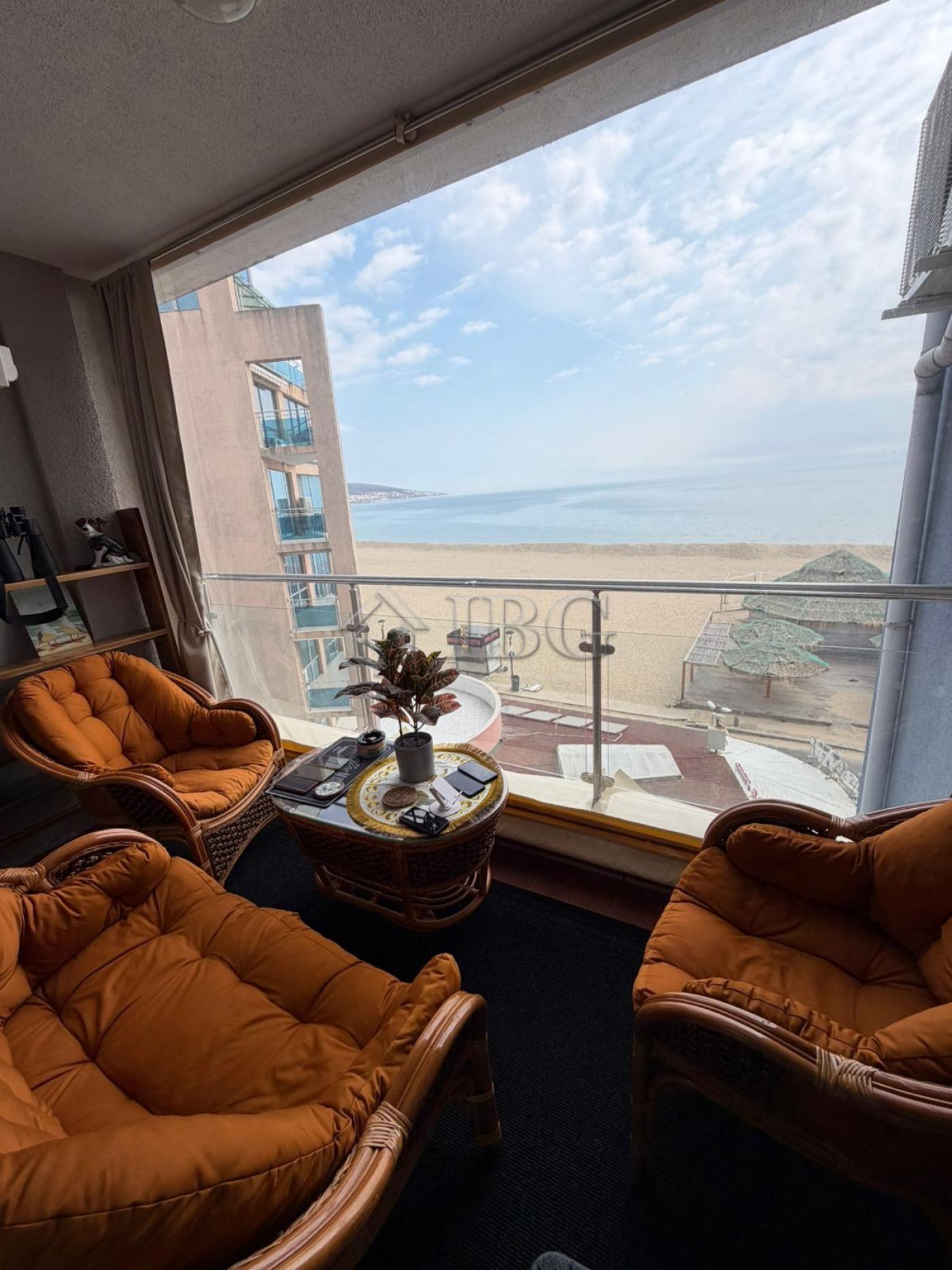 Absolute First Line - On the Sand 1-Bedroom Apartment in Building Summer, Sunny Beach — photo 2