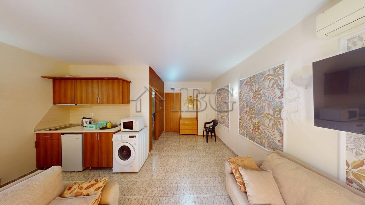 Studio with balcony and exit to the green yard in Royal Dreams, Sunny Beach — photo 6