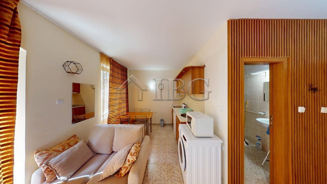 Studio with balcony and exit to the green yard in Royal Dreams, Sunny Beach — photo 8 of 13