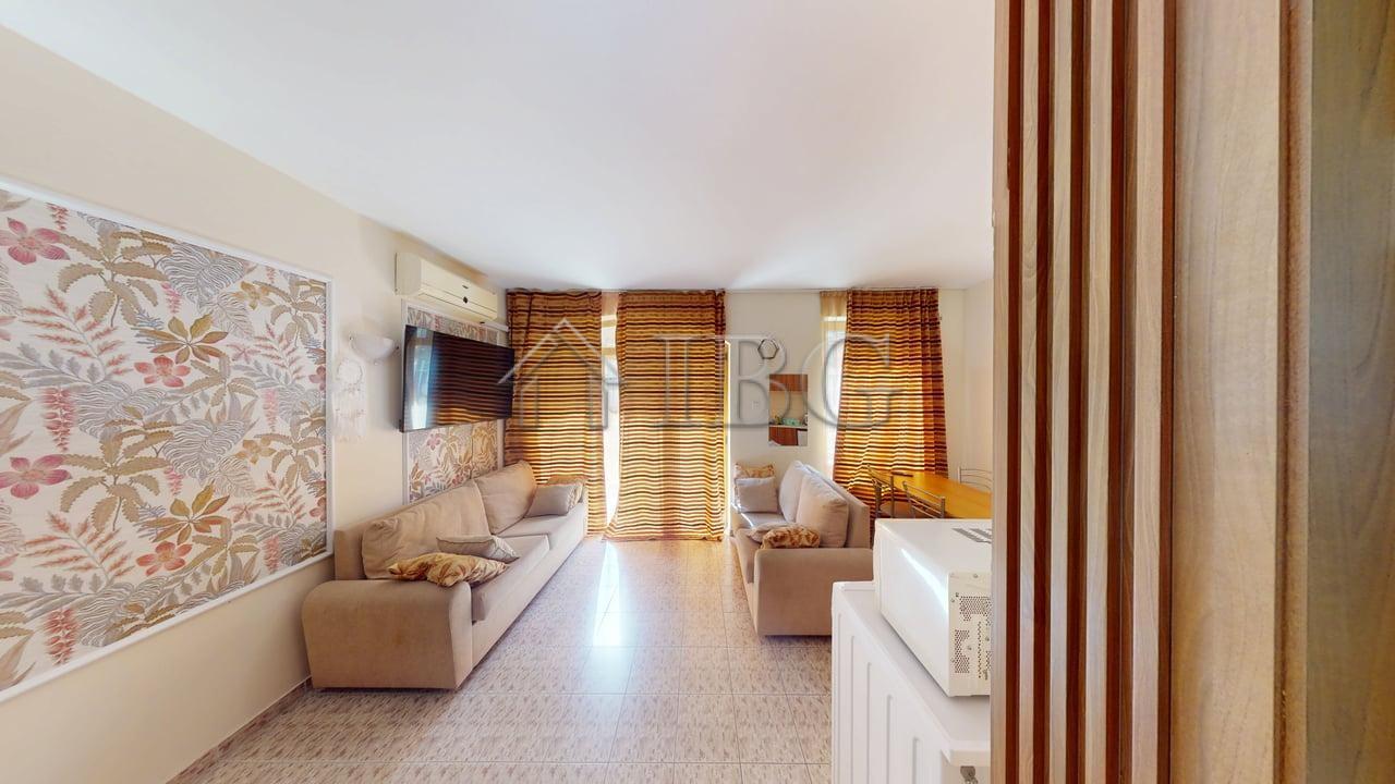 Studio with balcony and exit to the green yard in Royal Dreams, Sunny Beach — photo 2