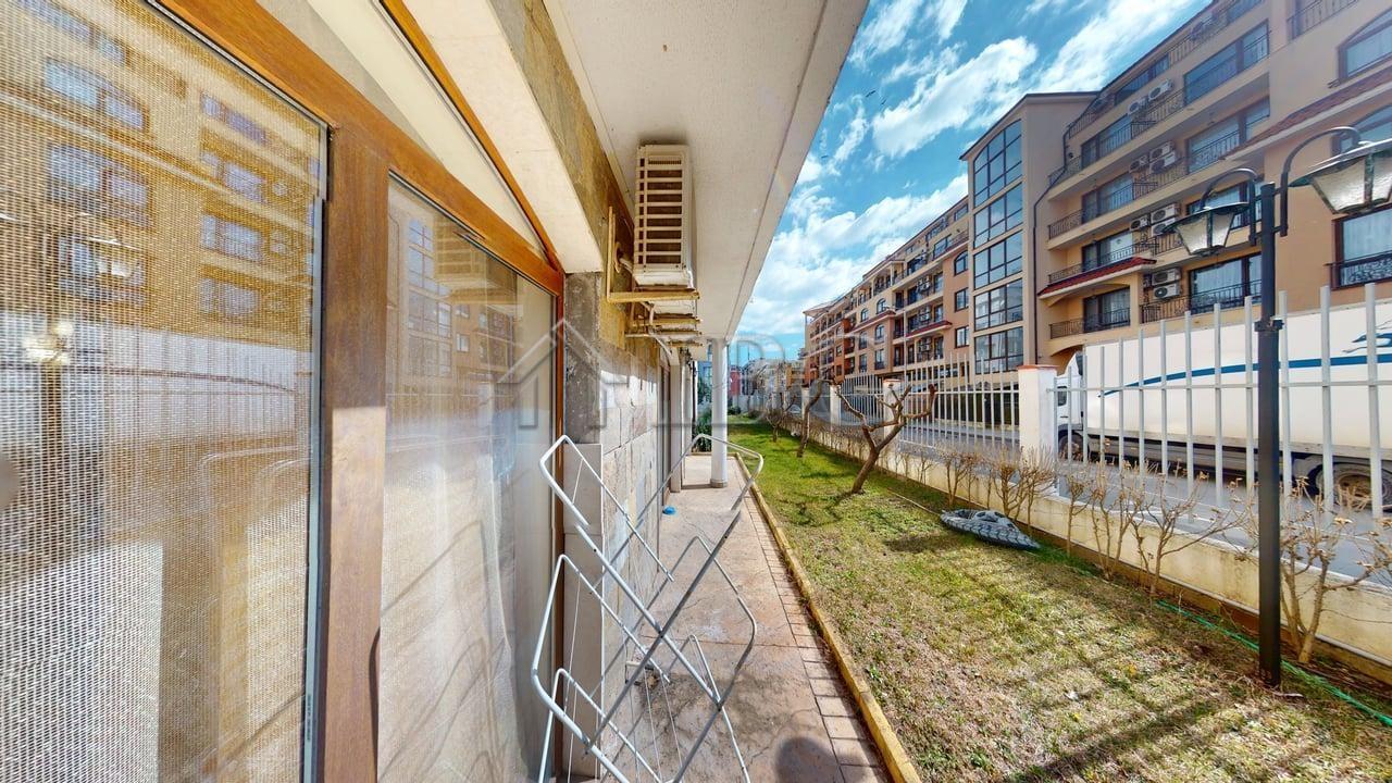 Studio with balcony and exit to the green yard in Royal Dreams, Sunny Beach — photo 4