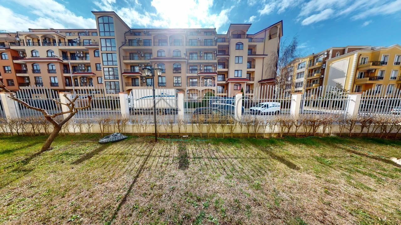 Studio with balcony and exit to the green yard in Royal Dreams, Sunny Beach — photo 5