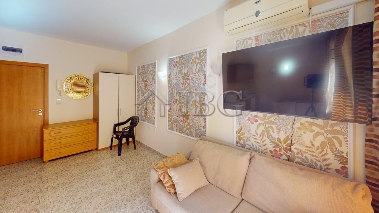 Studio with balcony and exit to the green yard in Royal Dreams, Sunny Beach — photo 12 of 13