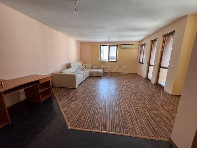 Spacious 1-Bedroom Apartment Vazrazhdane District, Burgas — photo 2