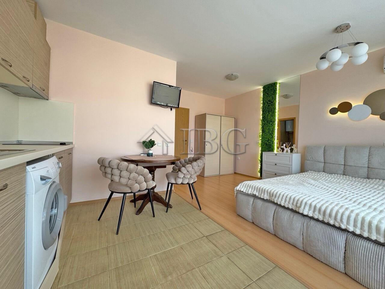 Excellent Studio Apartment with Balcony in Diamond Bay, Sunny Beach — photo 8 of 9