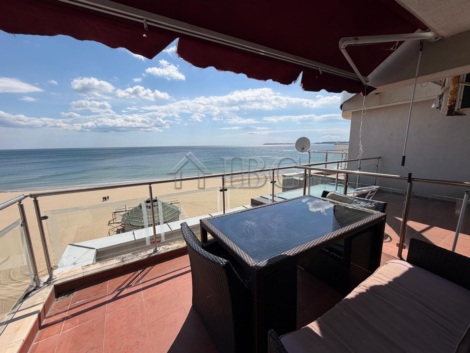 Absolute First Line - Beachfront Home on the Sand, Summer Building, Sunny Beach — main photo