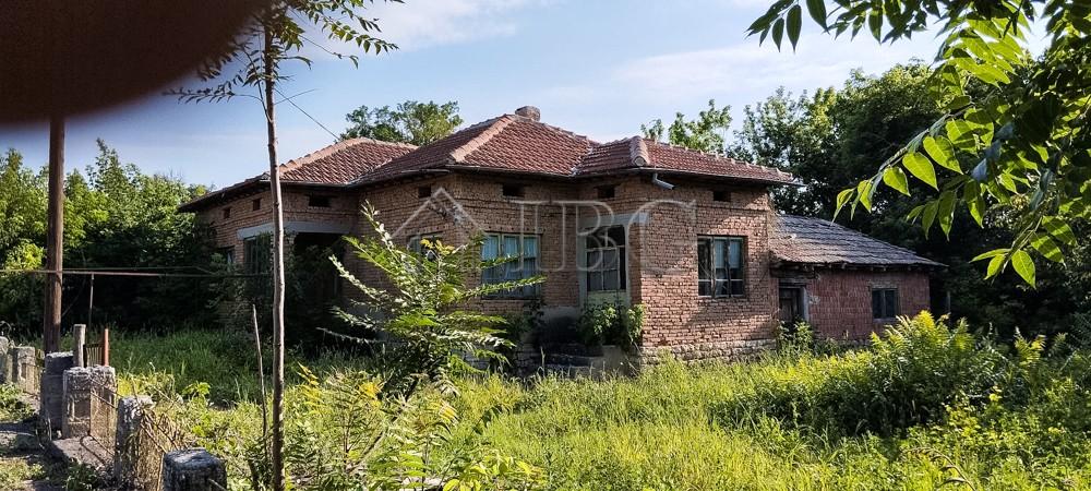 Solid House with renovated Roof and 1,450 sq.m. Garden in a peaceful village — Dobrich