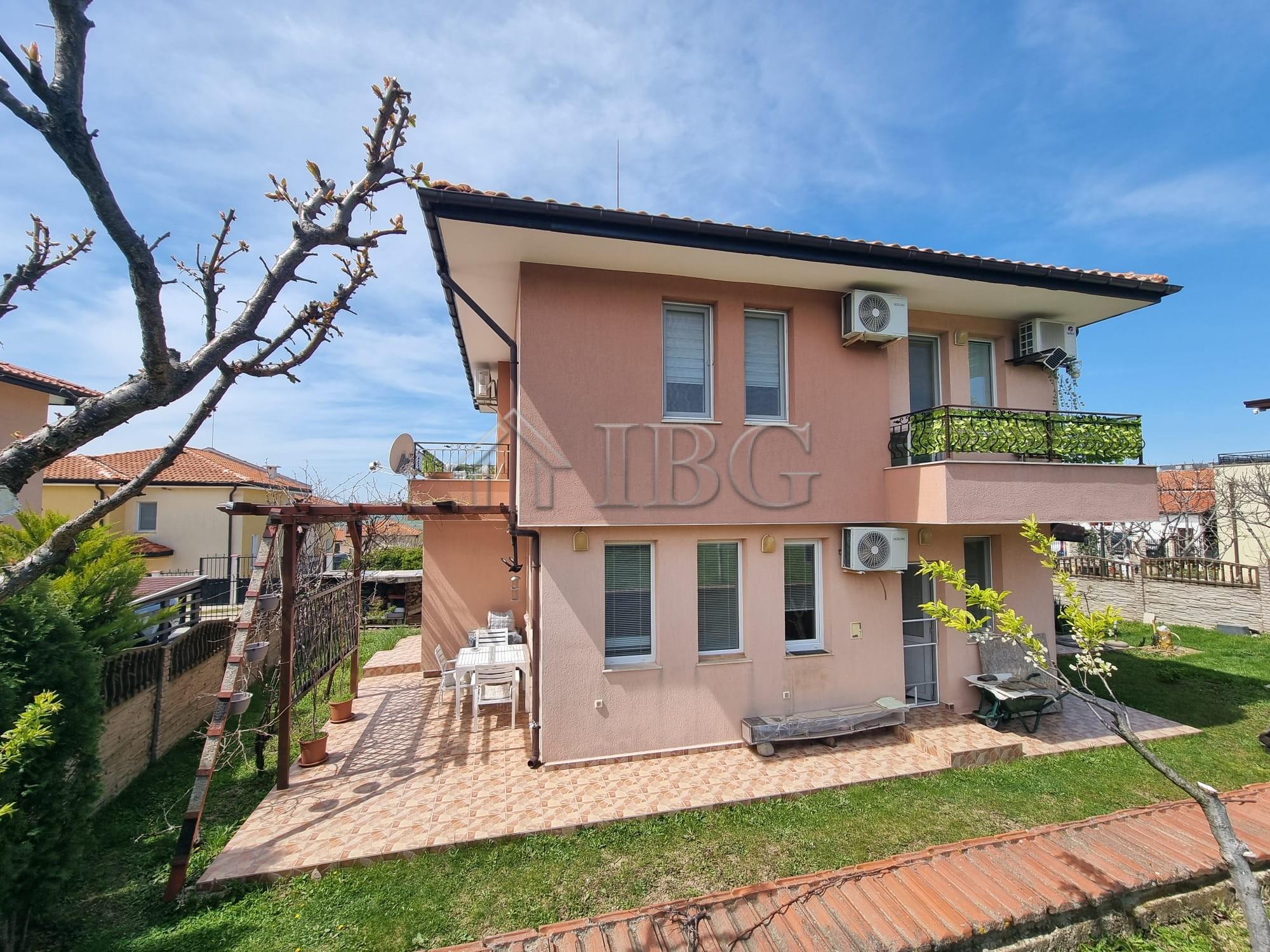 Spacious 4-Bedroom House with Garden Kosharitsa — photo 2