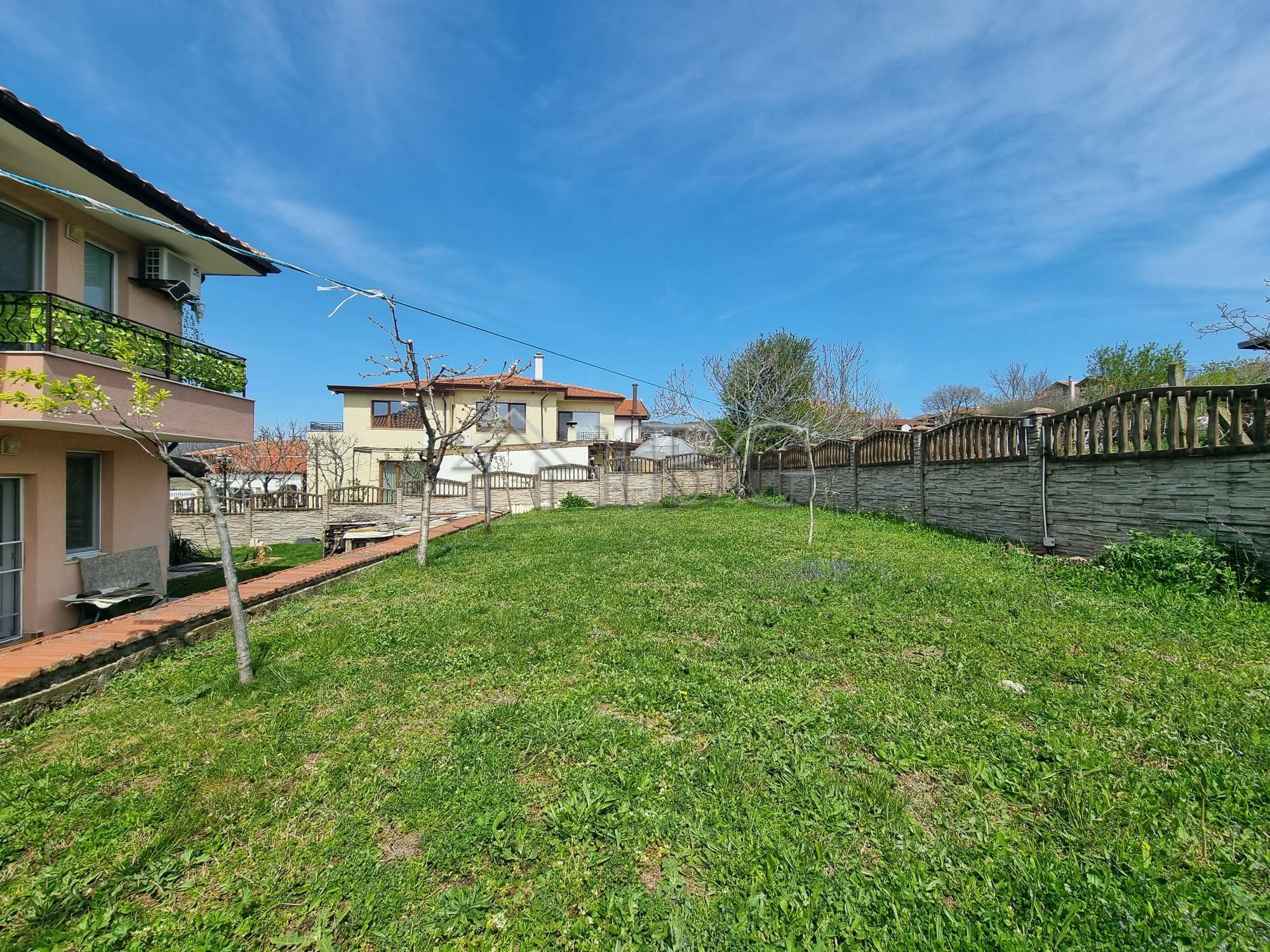 Spacious 4-Bedroom House with Garden Kosharitsa — photo 3