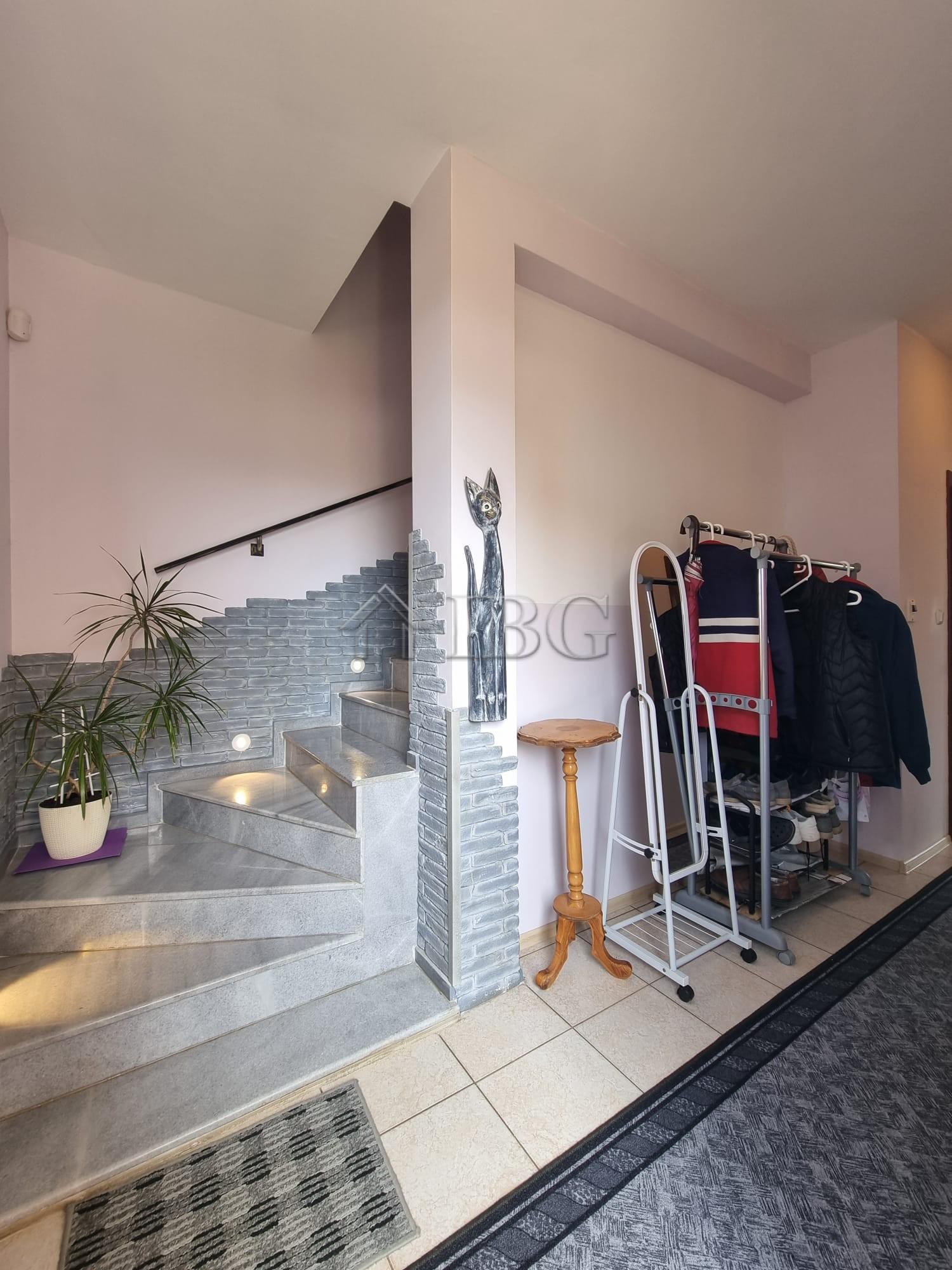 Spacious 4-Bedroom House with Garden Kosharitsa — photo 4