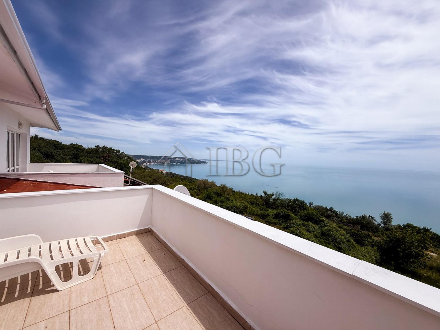 Villa Sorrento Italiana - Luxury Sea View Villa with Pool, Garages and Two Independent Residences — Balchik