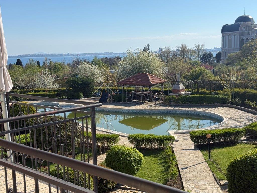 1-Bedroom Apartment with Sea and Pool View Yalta Complex — photo 4