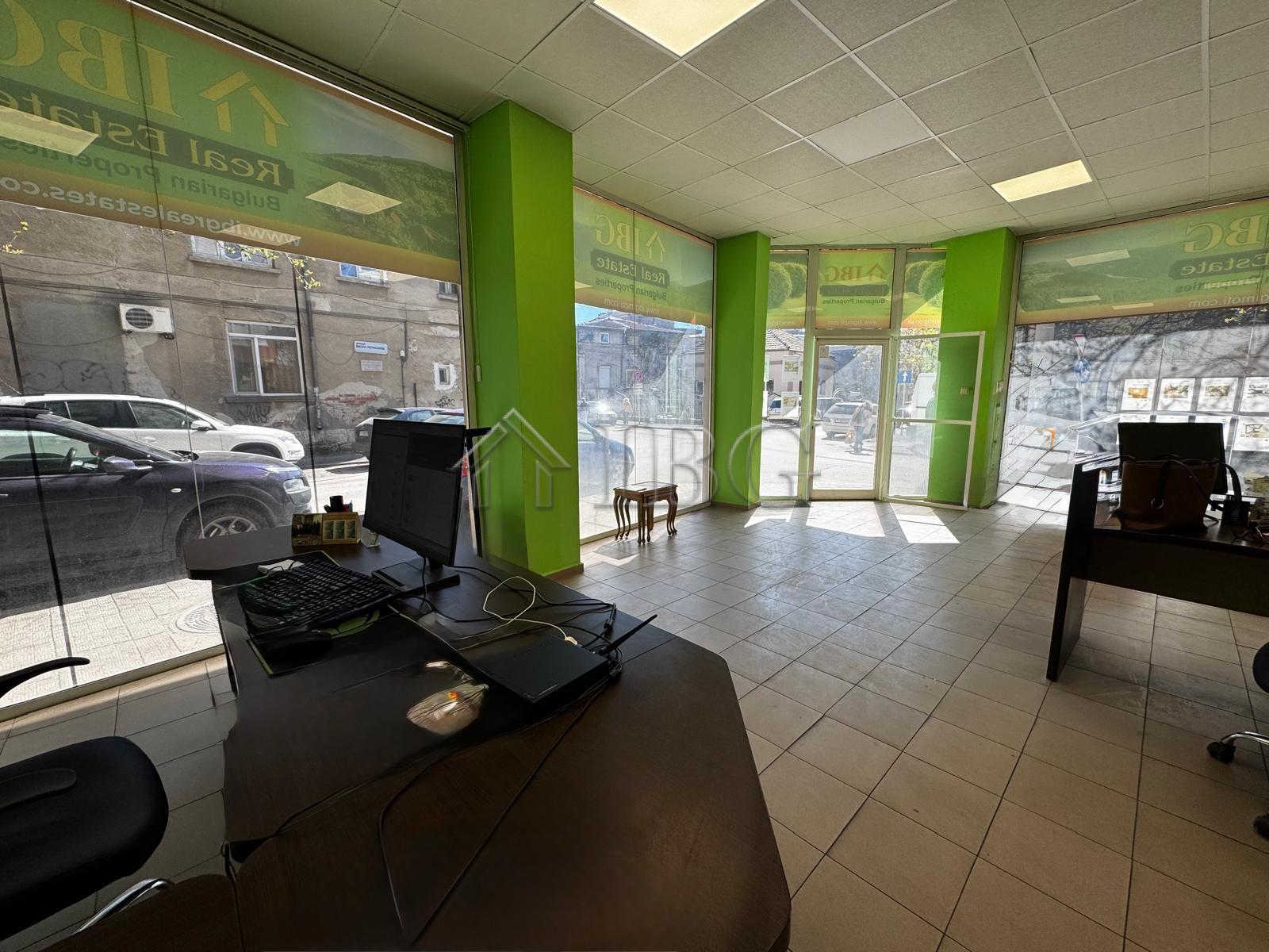 For rent! Corner office on the ground floor in the center of Ruse — Ruse