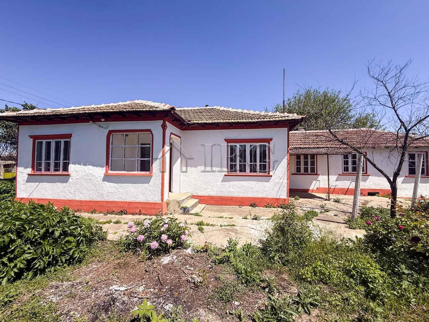 Single-Storey House with 2,400 sq.m. Garden Only 25 Minutes from the Sea — main photo