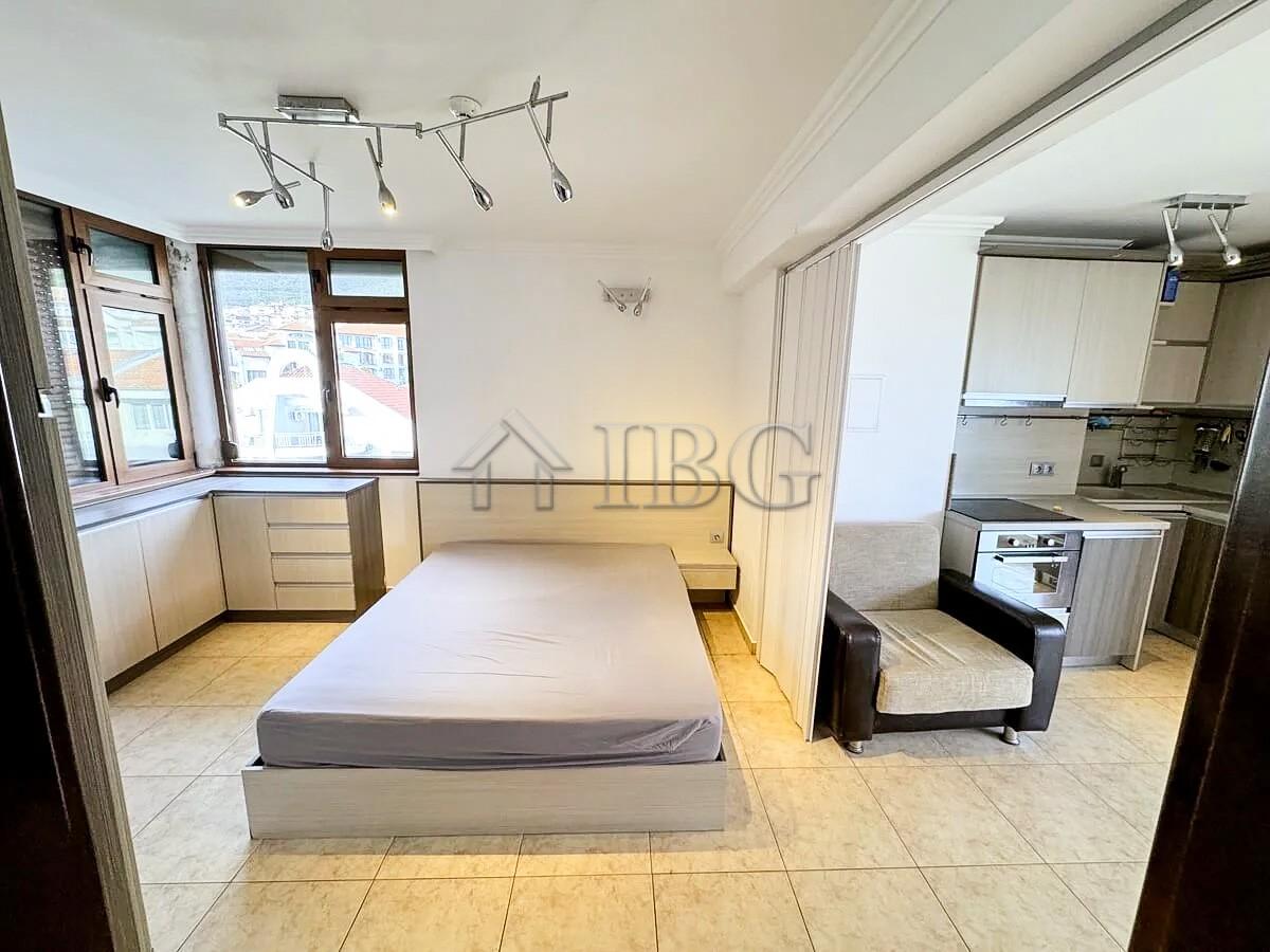 1-Bedroom Apartment with Sea View Lazur 5 - 50 m from the Beach — photo 10 of 13