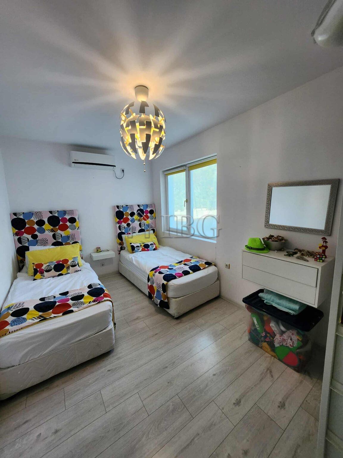 Renovated 2-Bedroom Apartment with Pool View in Sea Dreams, Sveti Vlas — photo 14 of 24