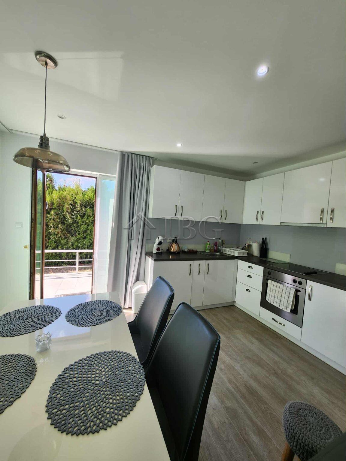 Renovated 2-Bedroom Apartment with Pool View in Sea Dreams, Sveti Vlas — photo 17 of 24