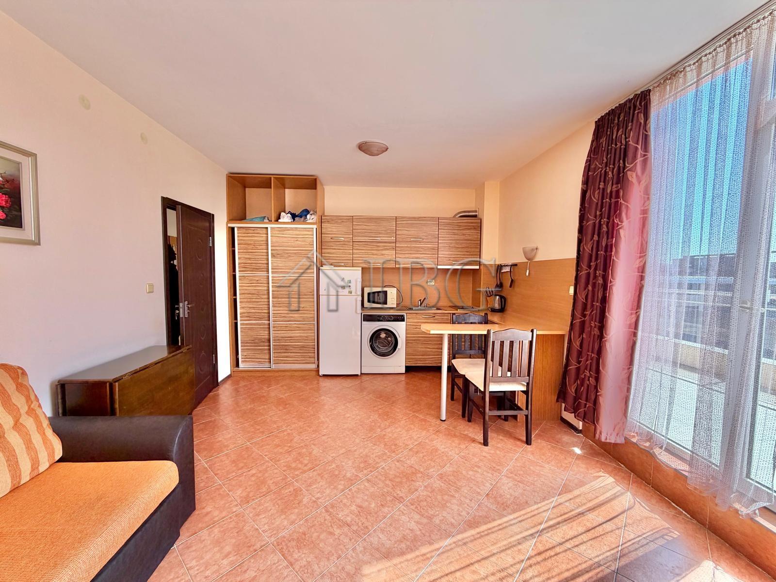 Spacious 1-Bedroom Apartment with Large Terrace Balkan Breeze 2, Sunny Beach — photo 5 of 17