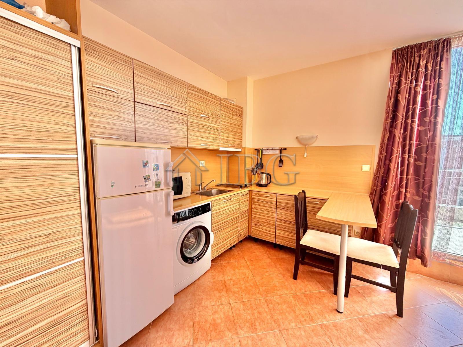 Spacious 1-Bedroom Apartment with Large Terrace Balkan Breeze 2, Sunny Beach — photo 6 of 17