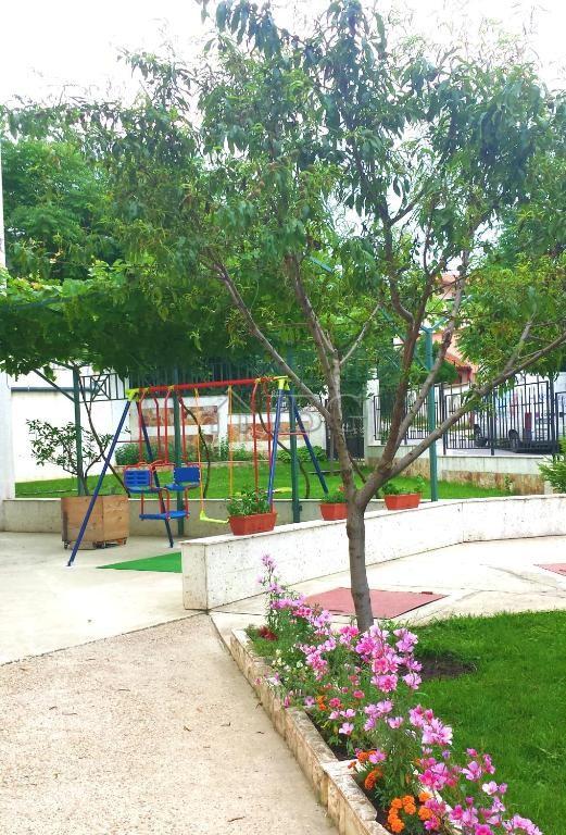 Spacious 2-Bedroom Apartment with New Furniture close to the beach in Kavarna — photo 22 of 25