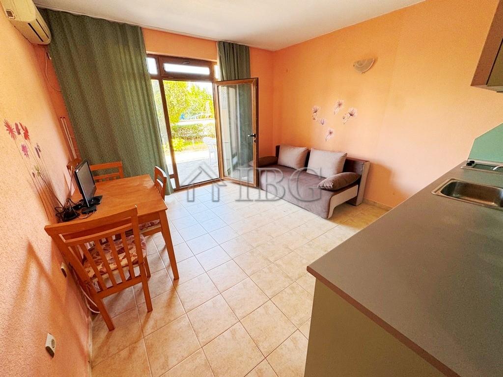 Furnished 1-Bedroom Apartment with Pool View Yalta, Sveti Vlas — photo 7 of 19