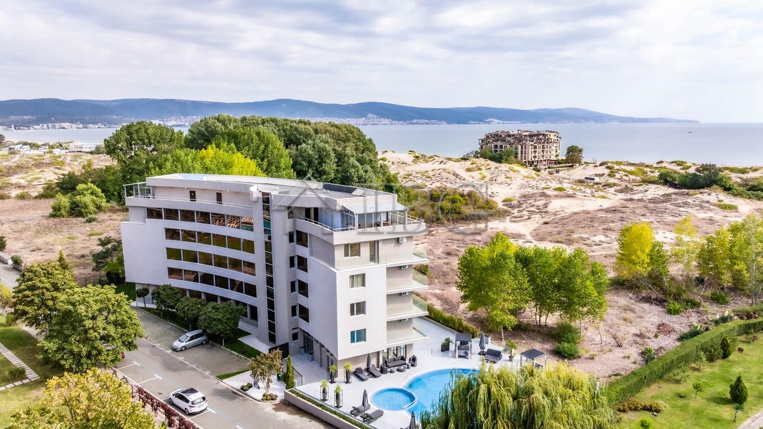 1-Bedroom Apartment with Private English Courtyard J'Adore Dune, Beachfront Sunny Beach — Sunny Beach