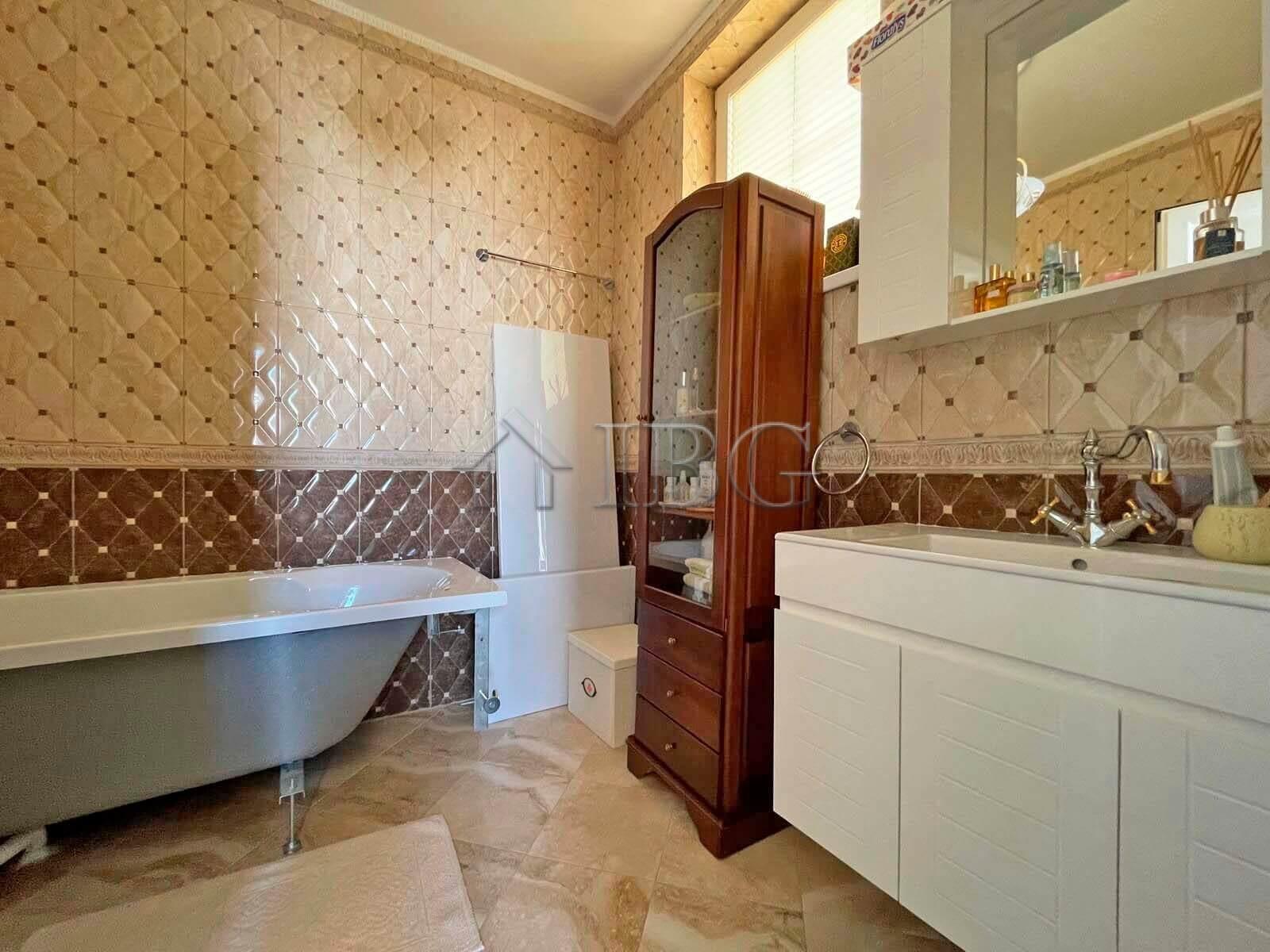 House with 3 bedrooms, 2 bathrooms and a Pool Kosharitsa, Near Sunny Beach — photo 15 of 22