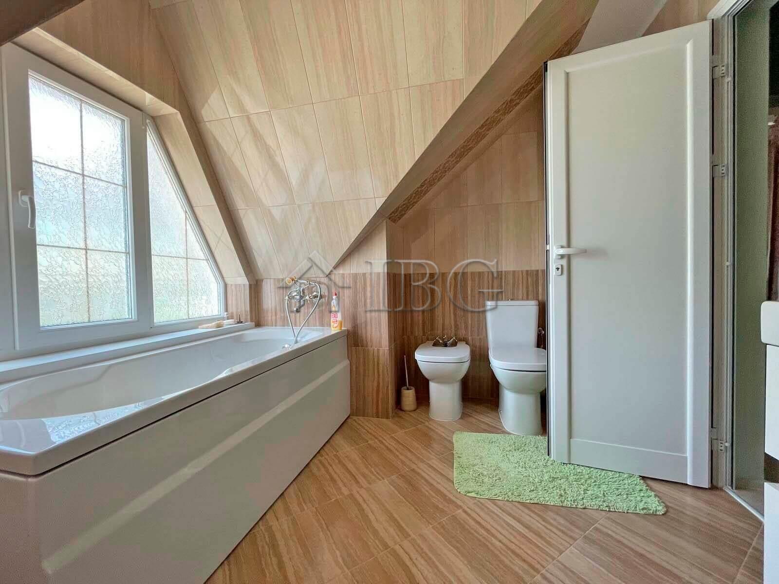 House with 3 bedrooms, 2 bathrooms and a Pool Kosharitsa, Near Sunny Beach — photo 18 of 22