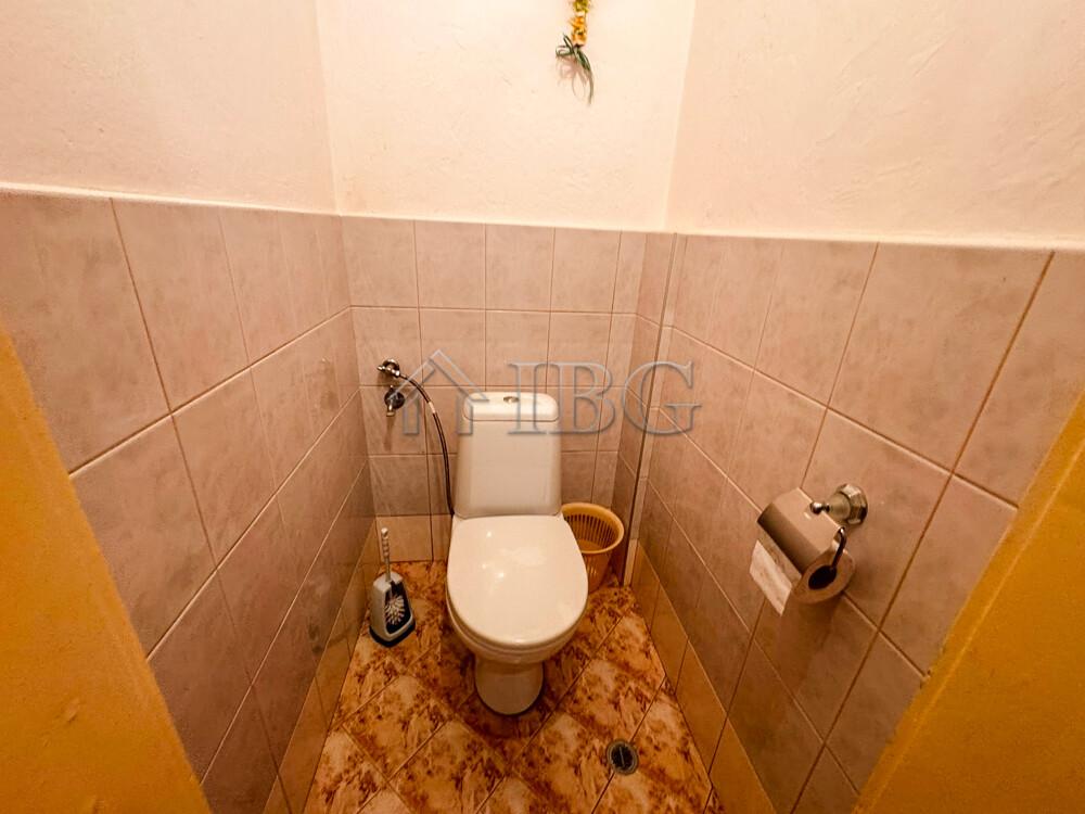 Spacious 2-Bedroom Apartment for Renovation in the Very Centre of Ruse - Excellent Investment Opportunity — photo 11 of 15
