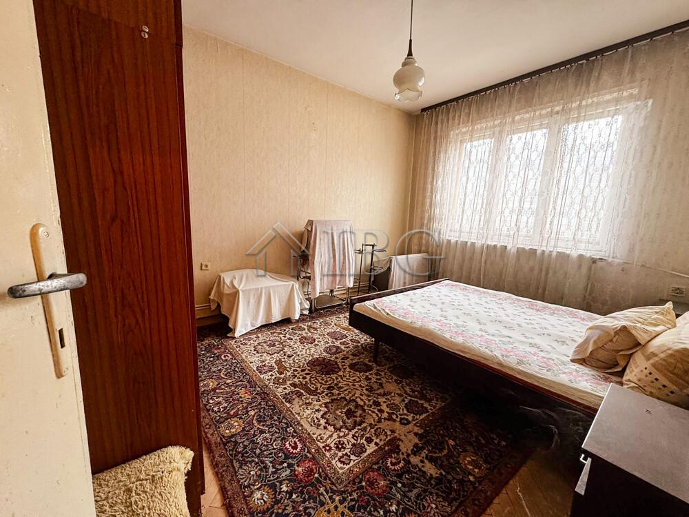 Spacious 2-Bedroom Apartment for Renovation in the Very Centre of Ruse - Excellent Investment Opportunity — photo 8 of 15