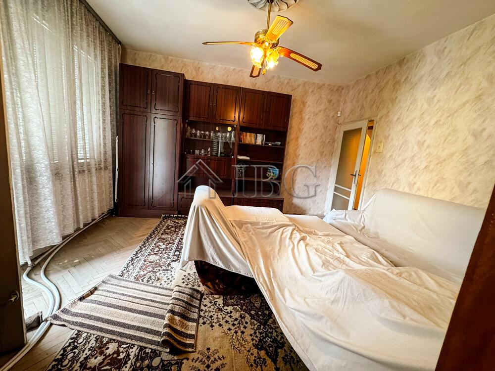 Spacious 2-Bedroom Apartment for Renovation in the Very Centre of Ruse - Excellent Investment Opportunity — photo 3