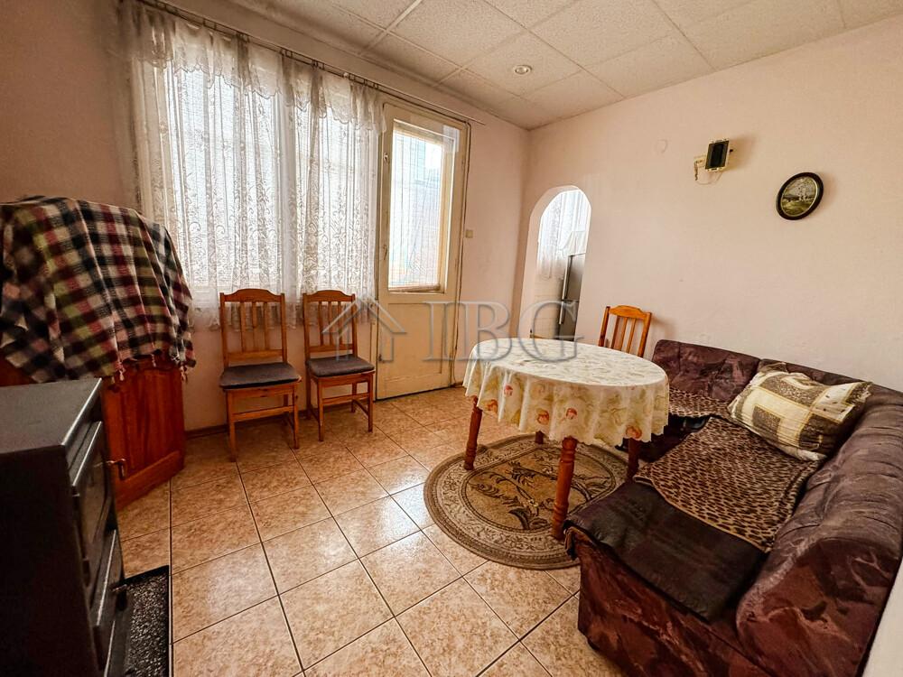 Spacious 2-Bedroom Apartment for Renovation in the Very Centre of Ruse - Excellent Investment Opportunity — photo 6 of 15