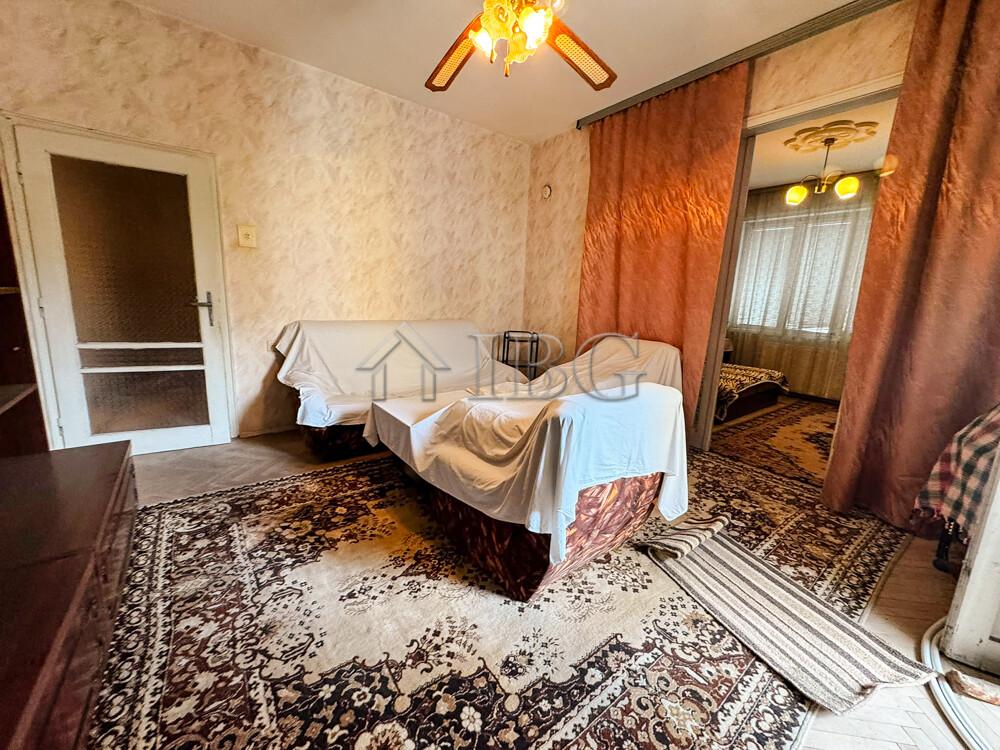 Spacious 2-Bedroom Apartment for Renovation in the Very Centre of Ruse - Excellent Investment Opportunity — photo 2