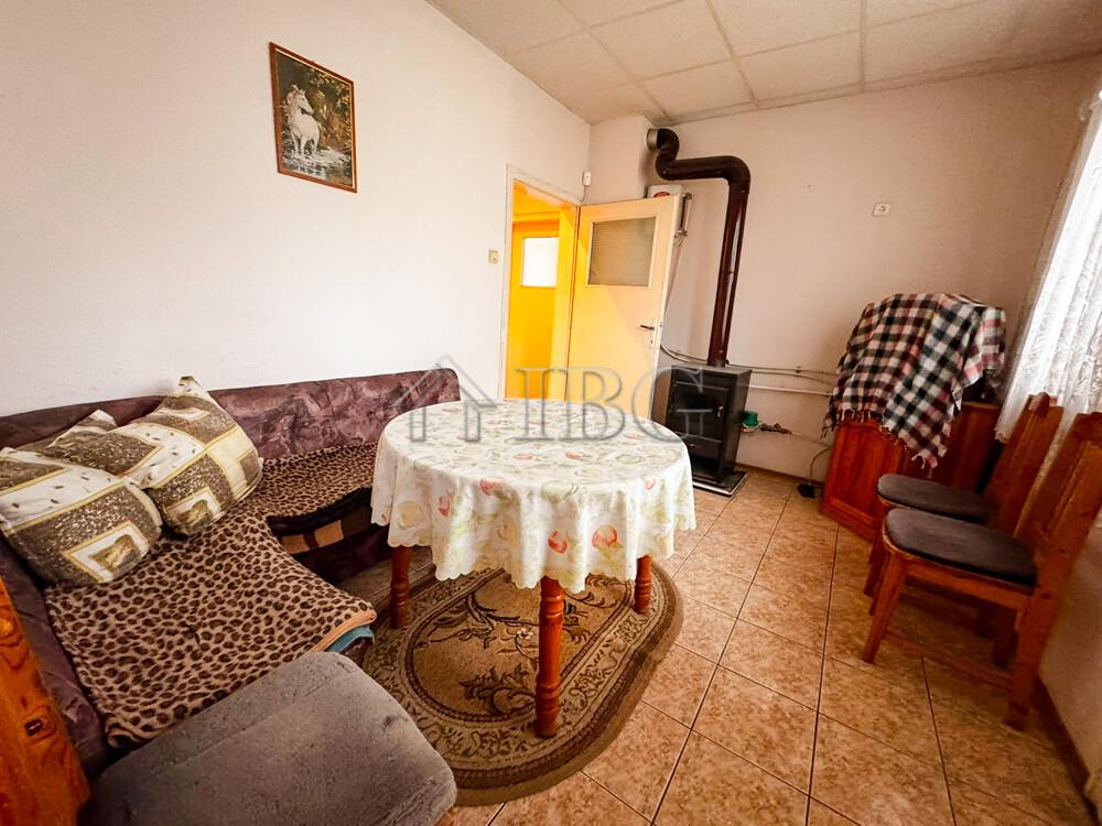 Spacious 2-Bedroom Apartment for Renovation in the Very Centre of Ruse - Excellent Investment Opportunity — photo 5 of 15