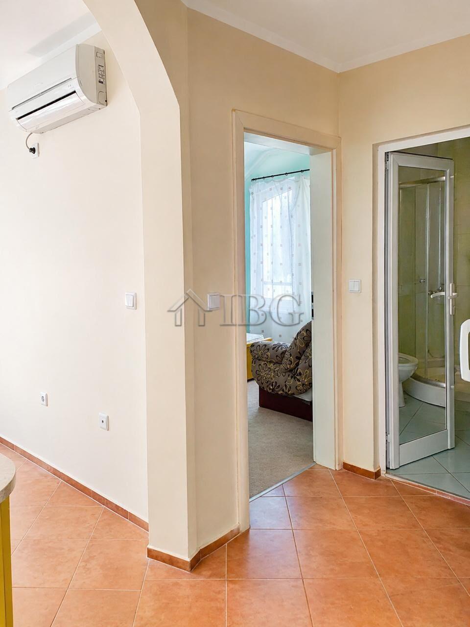 Spacious 4-Room Apartment with Front Sea and Pool Views in Blue Bay Palace, Pomorie — photo 8 of 24